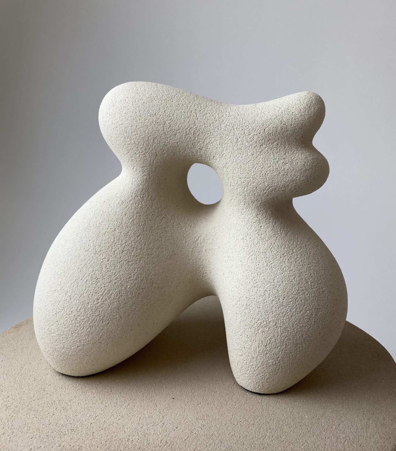 Unique sandstone piece - Sidonie sculpture - Hermine Bourdin