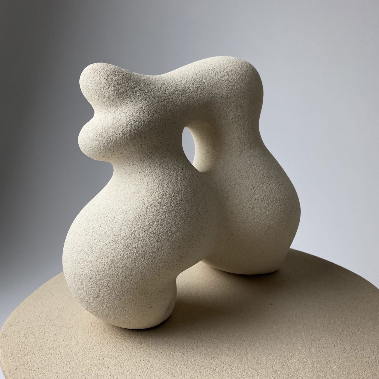 Unique sandstone piece - Sidonie sculpture - Hermine Bourdin