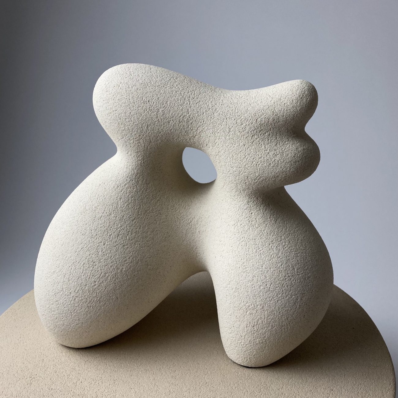 Unique sandstone piece - Sidonie sculpture - Hermine Bourdin