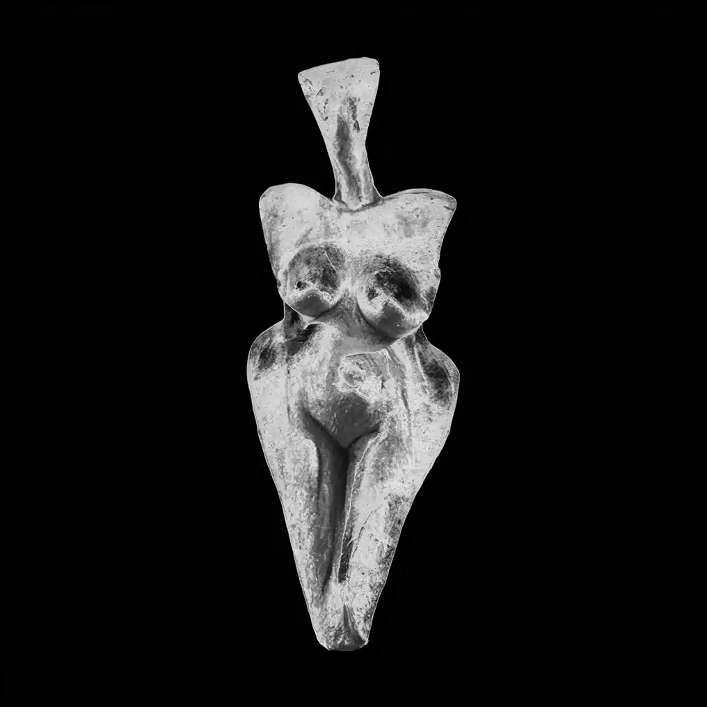 A venus generated with custom AI model of a woman and an exaggerated neck.